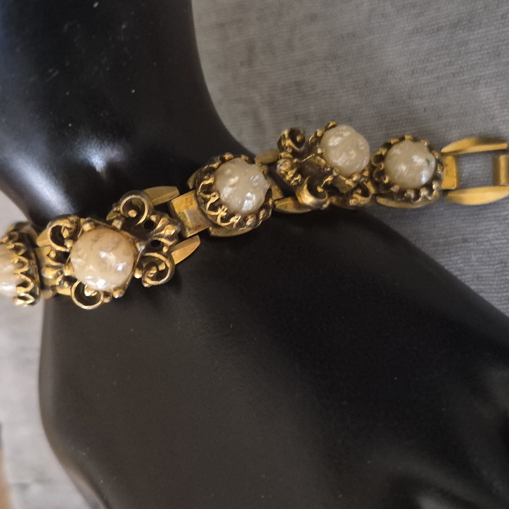 Coutour Vintage Mobe/Mabe Faux Pearl Chunky Gold tone Link Bracelet